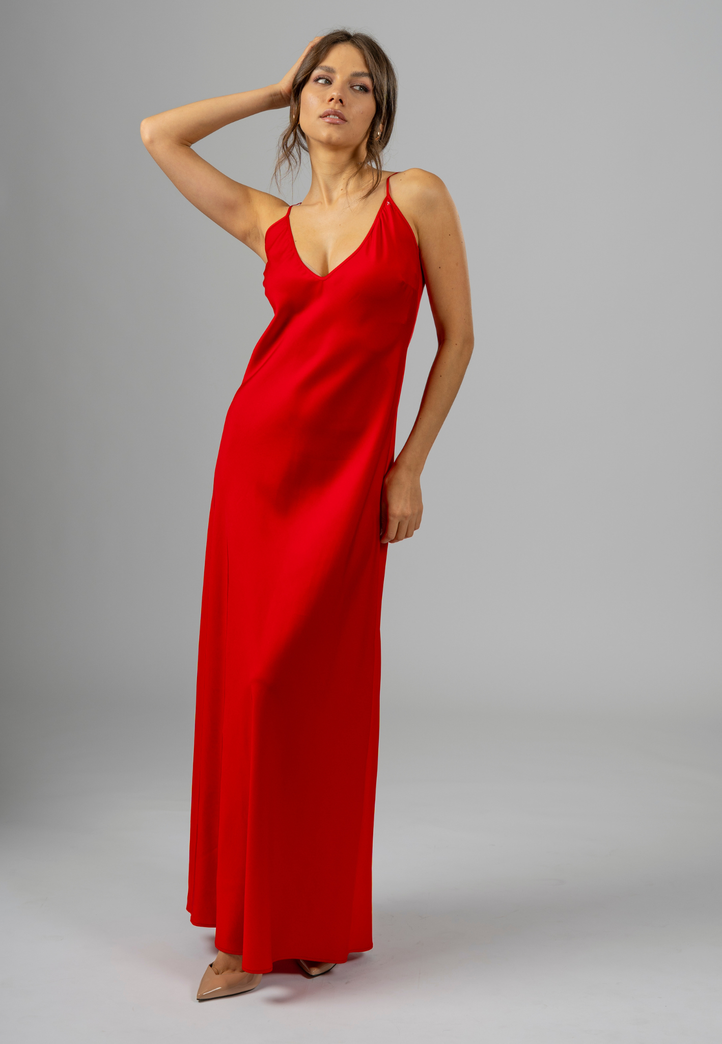 Red maxi dress, Elegant evening dress, V neckline dresses, Adjustable strap dresses, Designer Italian dresses, Slip dress with adjustable straps, Made in Italy dresses, Red dress for parties, Elegant maxi slip dress
Decolletage highlight dress

