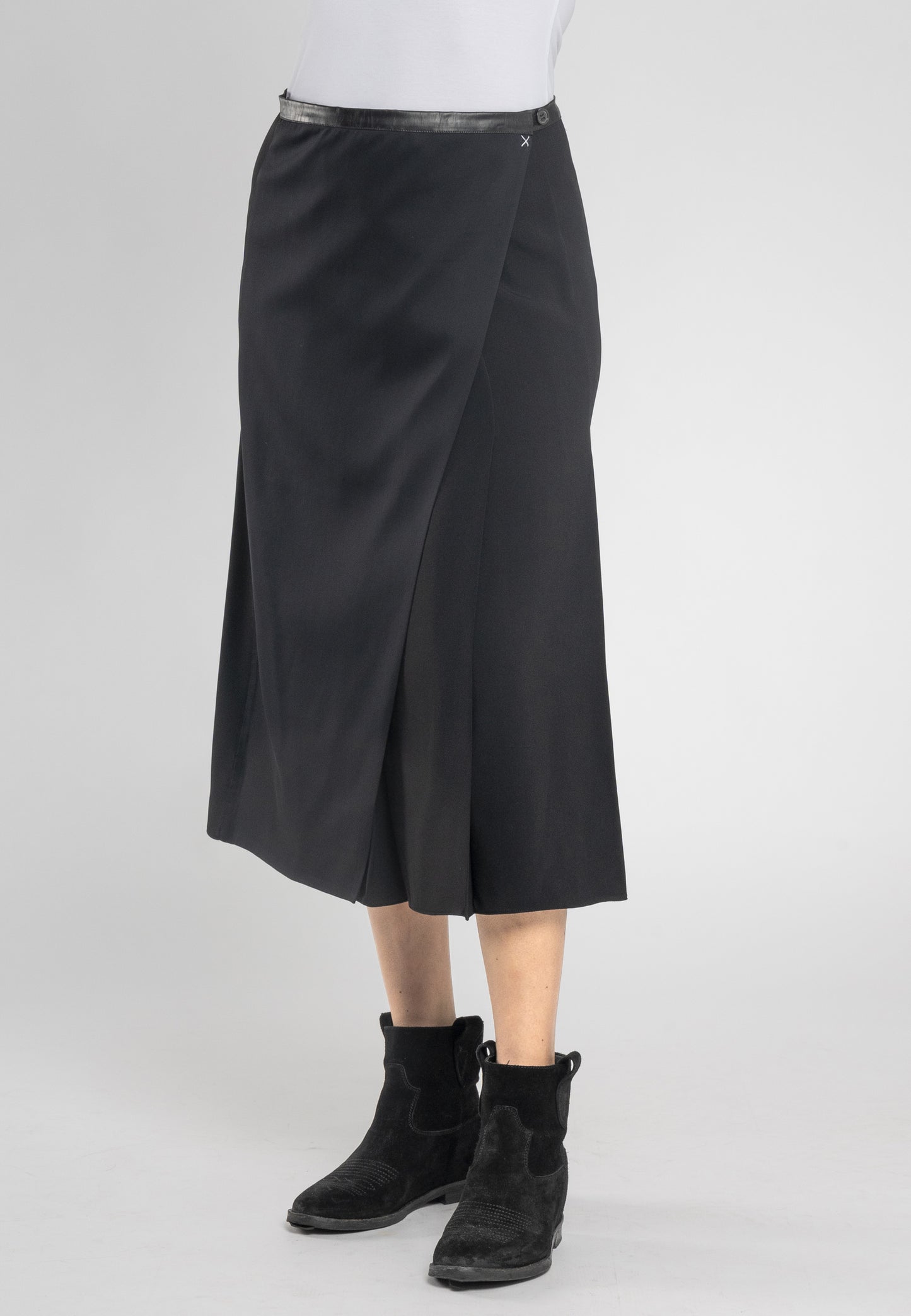 Italian made midi skirt, chic eco-friendly skirt, Italian viscose skirt, black A-line skirt, split midi skirt, stylish eco-leather waistband, luxury Italian fabric, sustainable fashion skirt