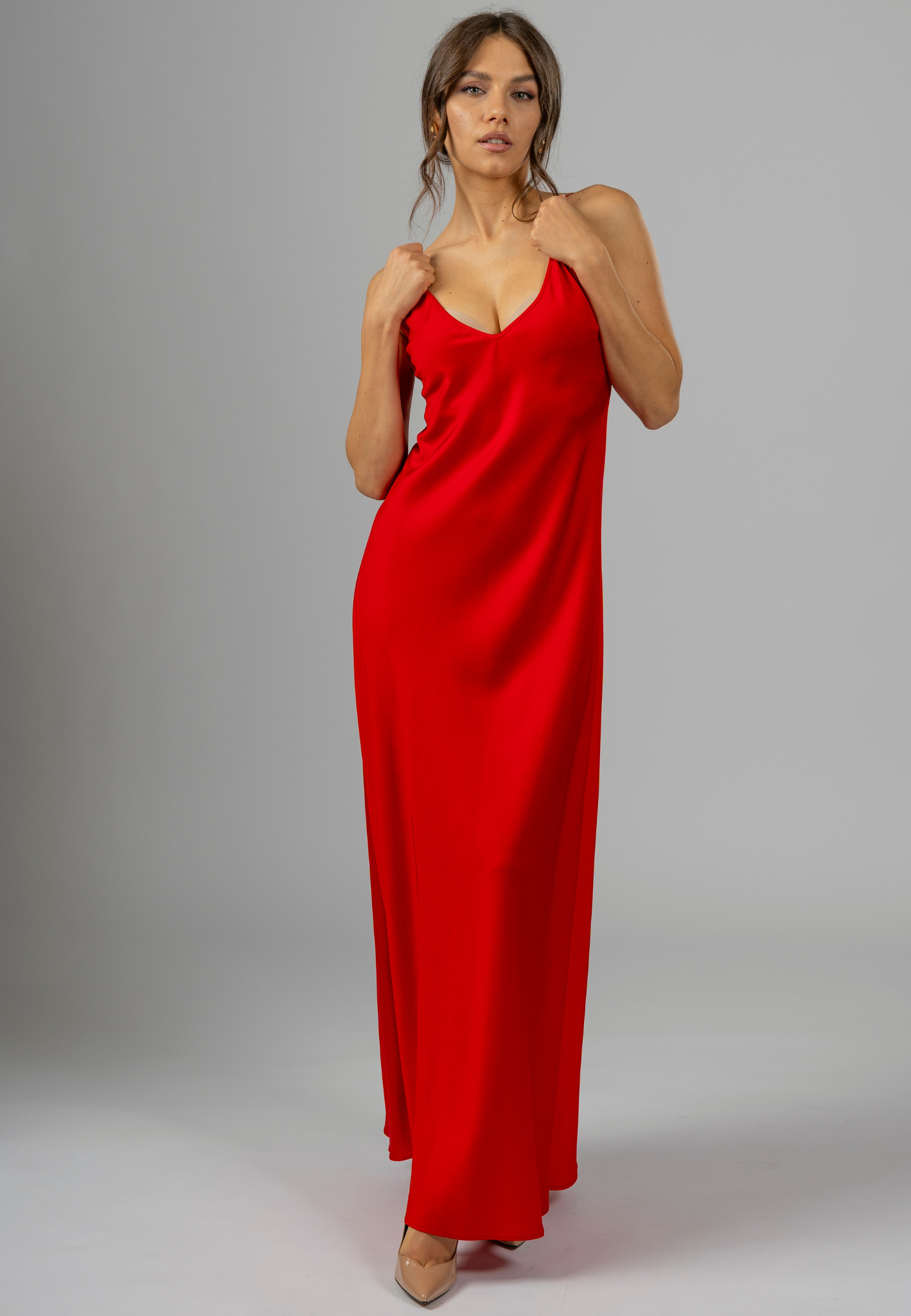 Red maxi dress, Elegant evening dress, V neckline dresses, Adjustable strap dresses, Designer Italian dresses, Slip dress with adjustable straps, Made in Italy dresses, Red dress for parties, Elegant maxi slip dress
Decolletage highlight dress