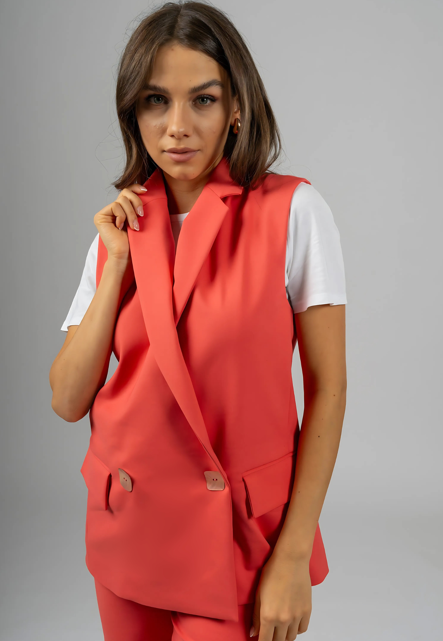 
Italian blazer suit, Coral blazer outfit, Organic cotton suit, Sustainable fashion, Double-breasted blazer, Sleeveless blazer, High-quality trousers, Luxury women’s suit, Made in Italy fashion, Professional women's attire, Elegant evening wear, V neckline suit