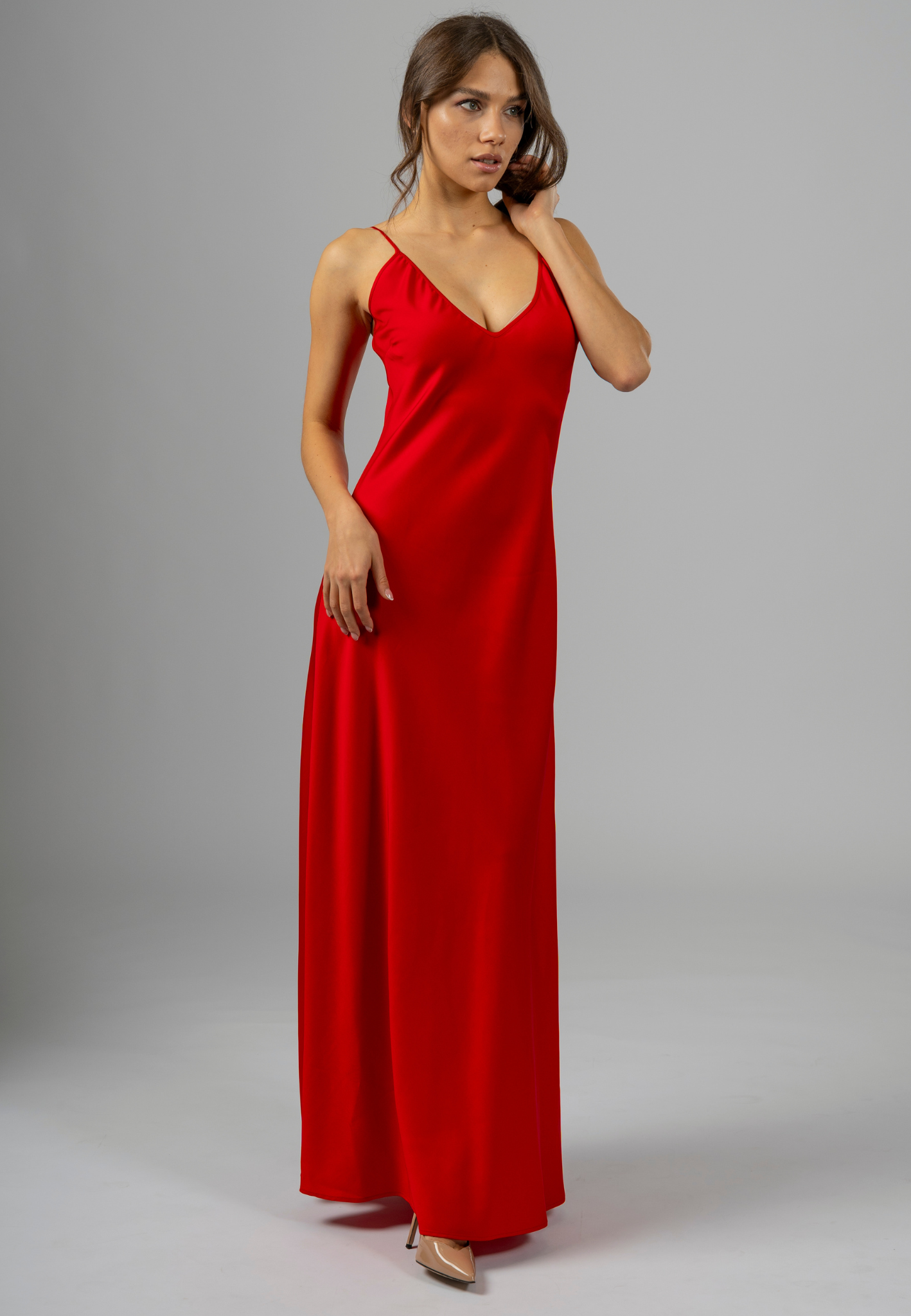 Red maxi dress, Elegant evening dress, V neckline dresses, Adjustable strap dresses, Designer Italian dresses, Slip dress with adjustable straps, Made in Italy dresses, Red dress for parties, Elegant maxi slip dress
Decolletage highlight dress