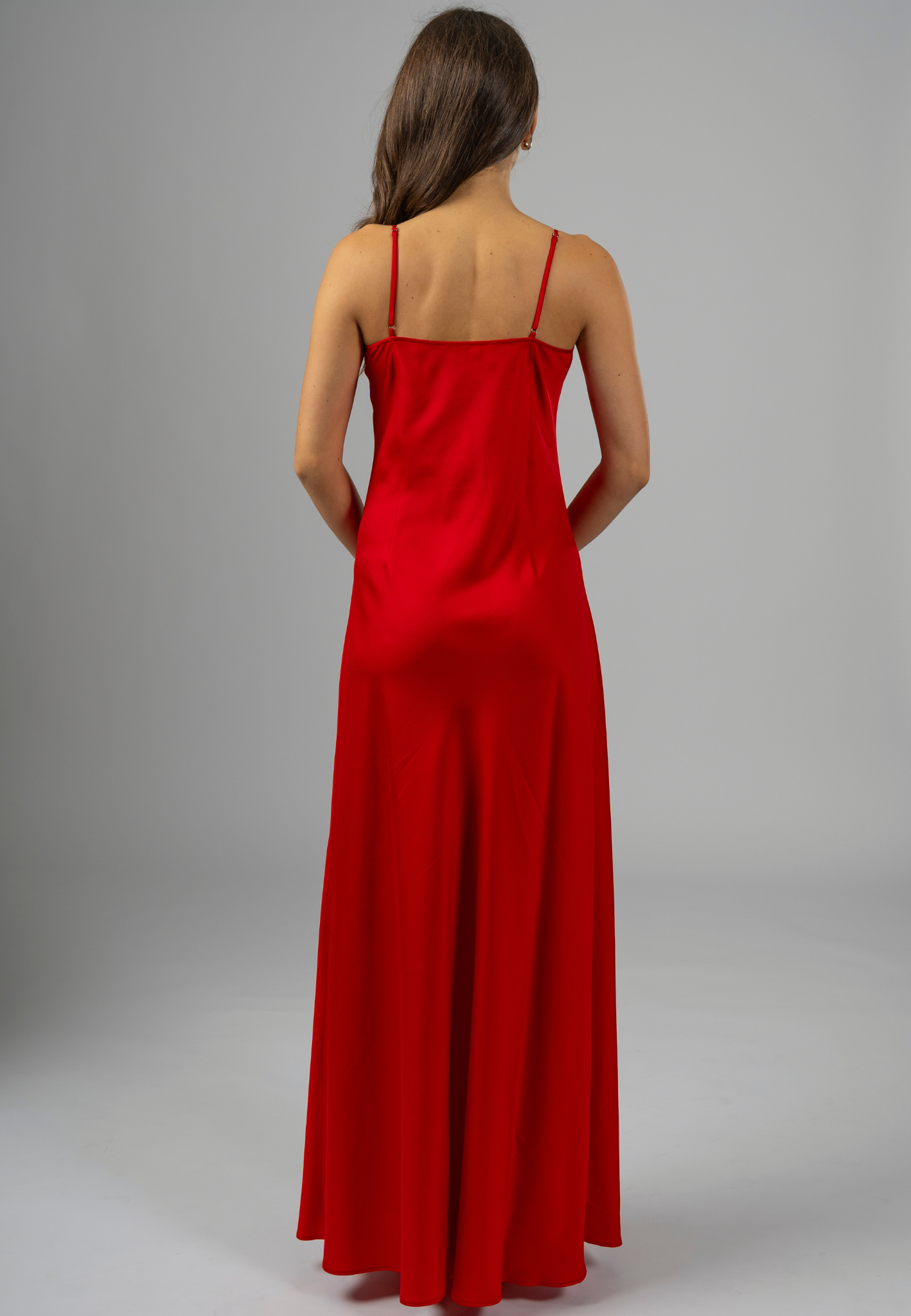 Red maxi dress, Elegant evening dress, V neckline dresses, Adjustable strap dresses, Designer Italian dresses, Slip dress with adjustable straps, Made in Italy dresses, Red dress for parties, Elegant maxi slip dress
Decolletage highlight dress