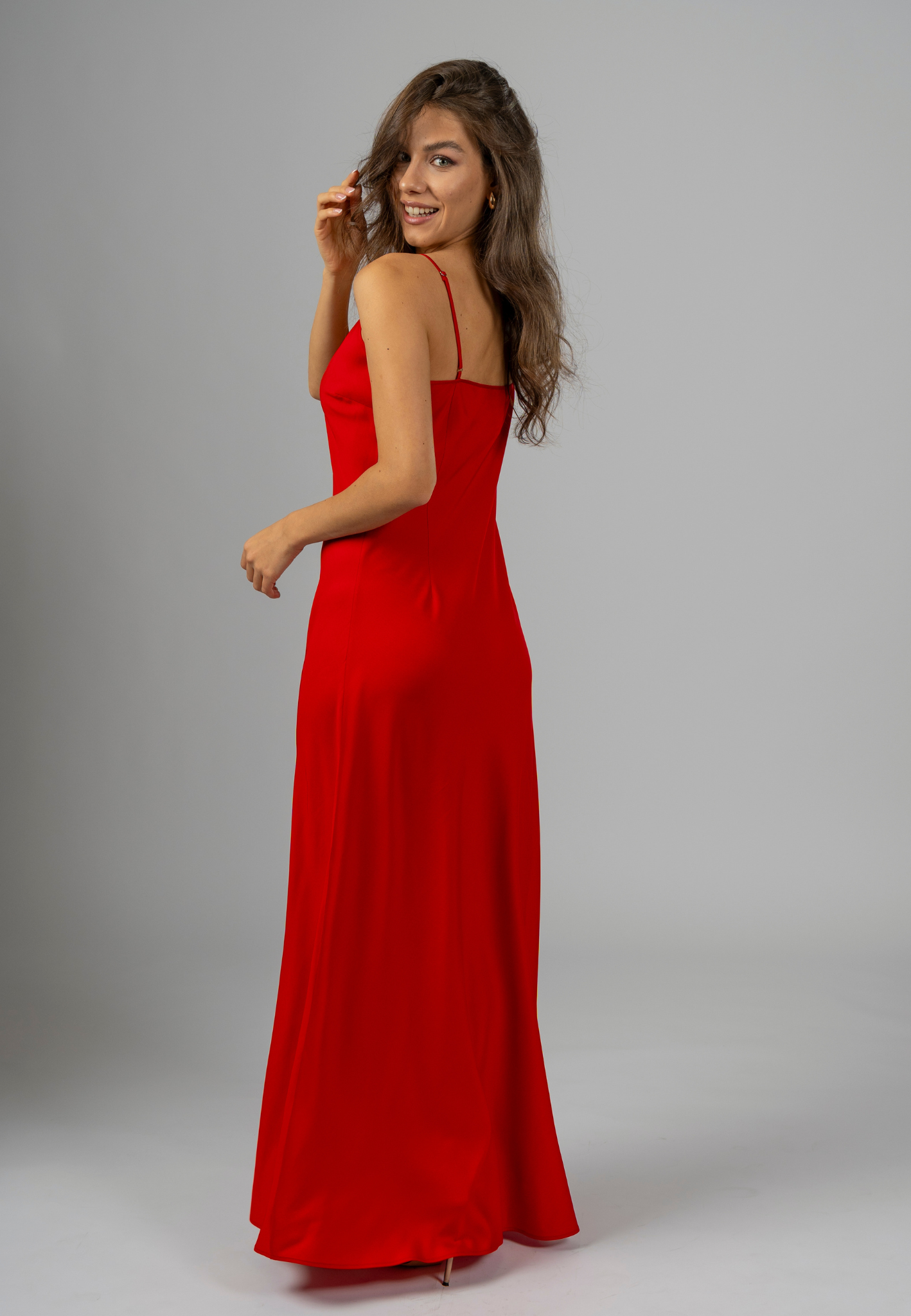 Red maxi dress, Elegant evening dress, V neckline dresses, Adjustable strap dresses, Designer Italian dresses, Slip dress with adjustable straps, Made in Italy dresses, Red dress for parties, Elegant maxi slip dress
Decolletage highlight dress